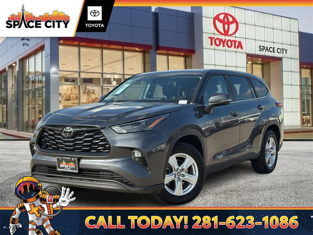 Used 2023 Toyota Highlander LE image 1