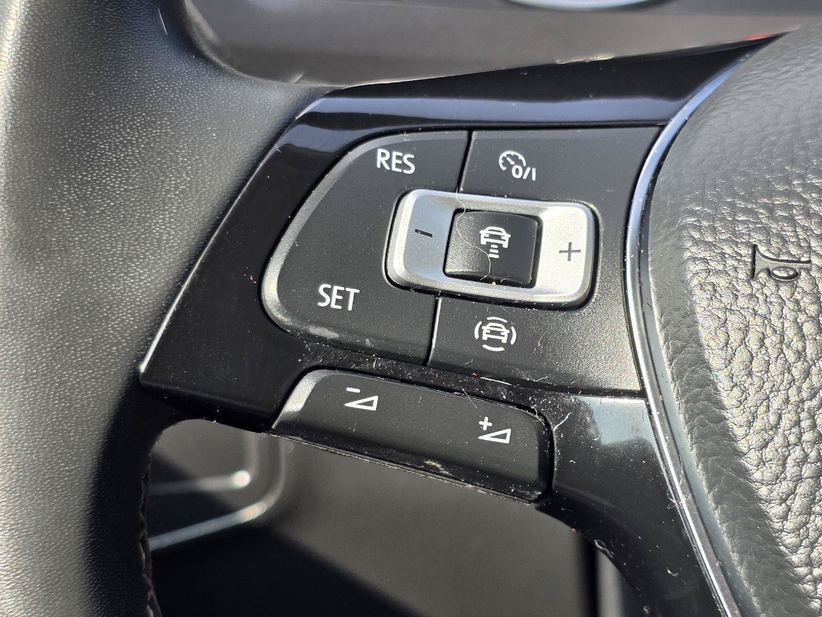 Used 2021 Volkswagen Tiguan SEL AWD/4WD image 13