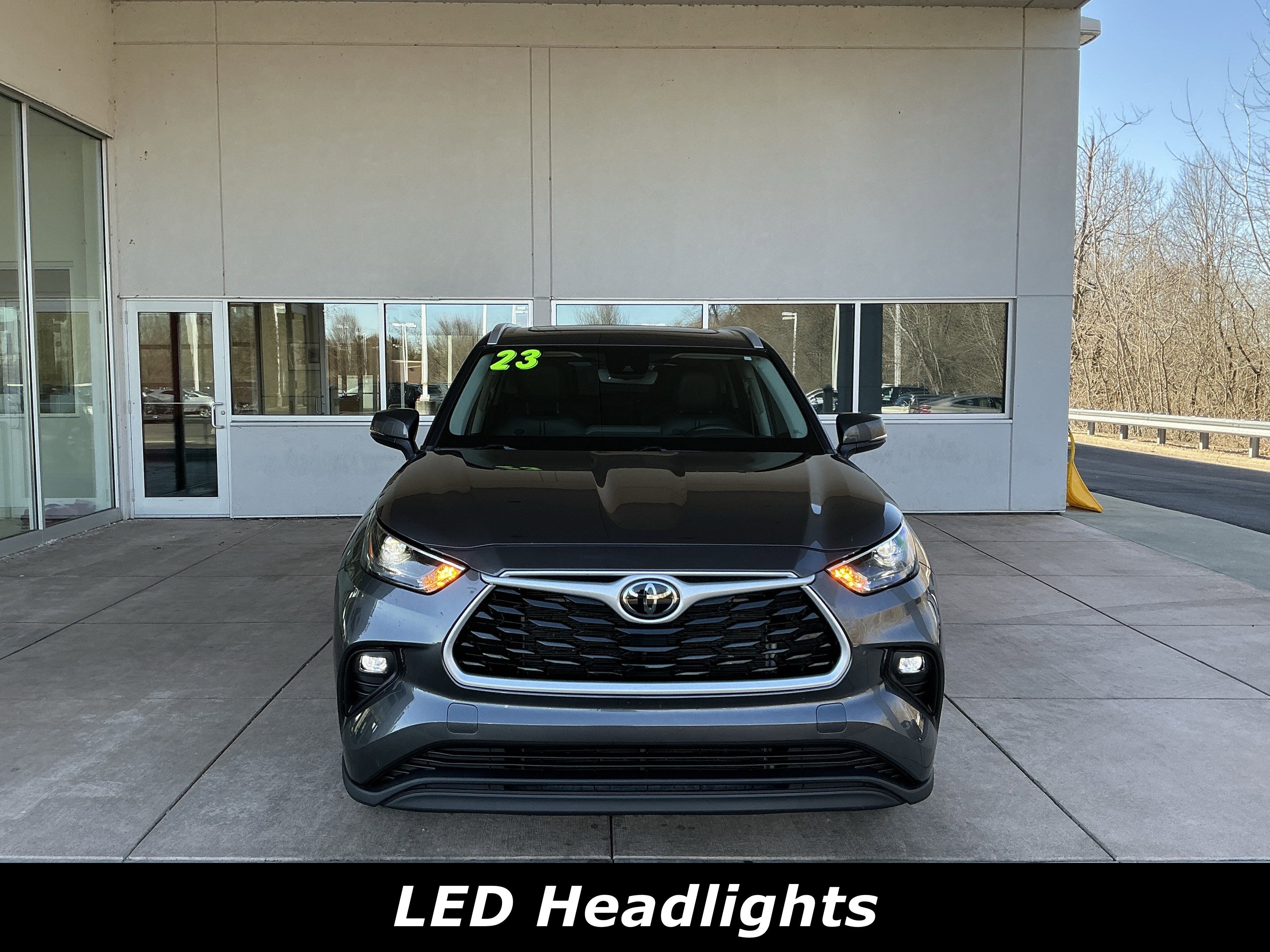 Used 2023 Toyota Highlander XLE image 2