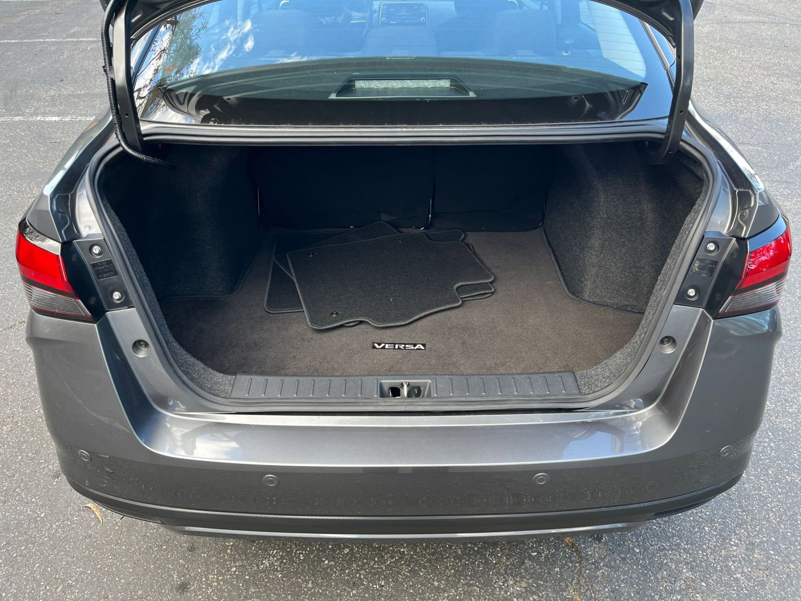 Used 2025 Nissan Versa SV image 29