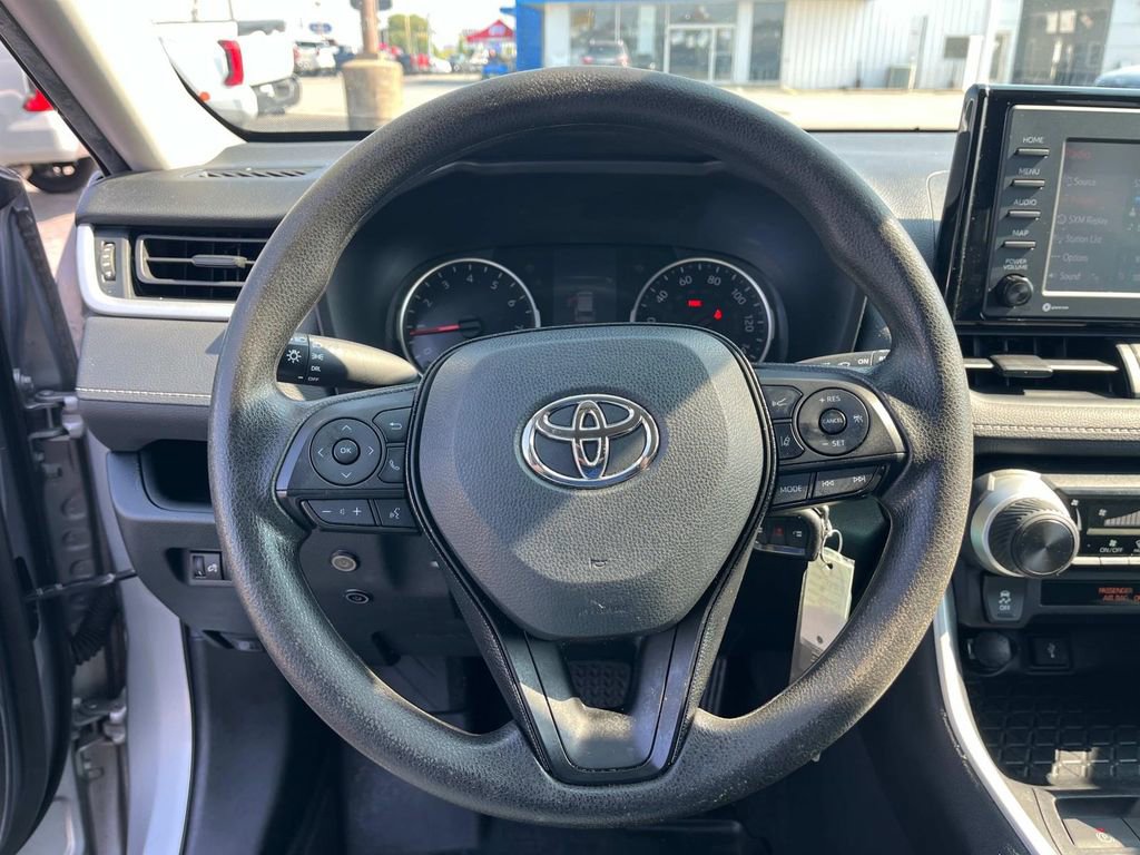 Used 2021 Toyota RAV4 LE image 17