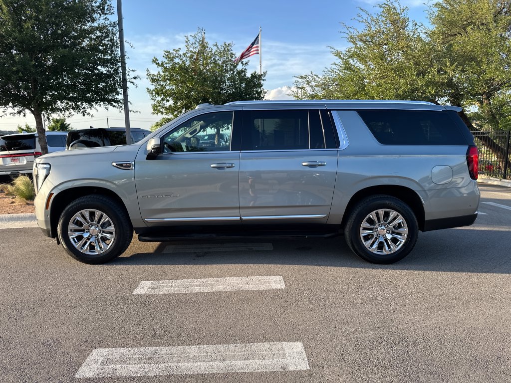 Used 2025 GMC Yukon XL Denali AWD/4WD image 5