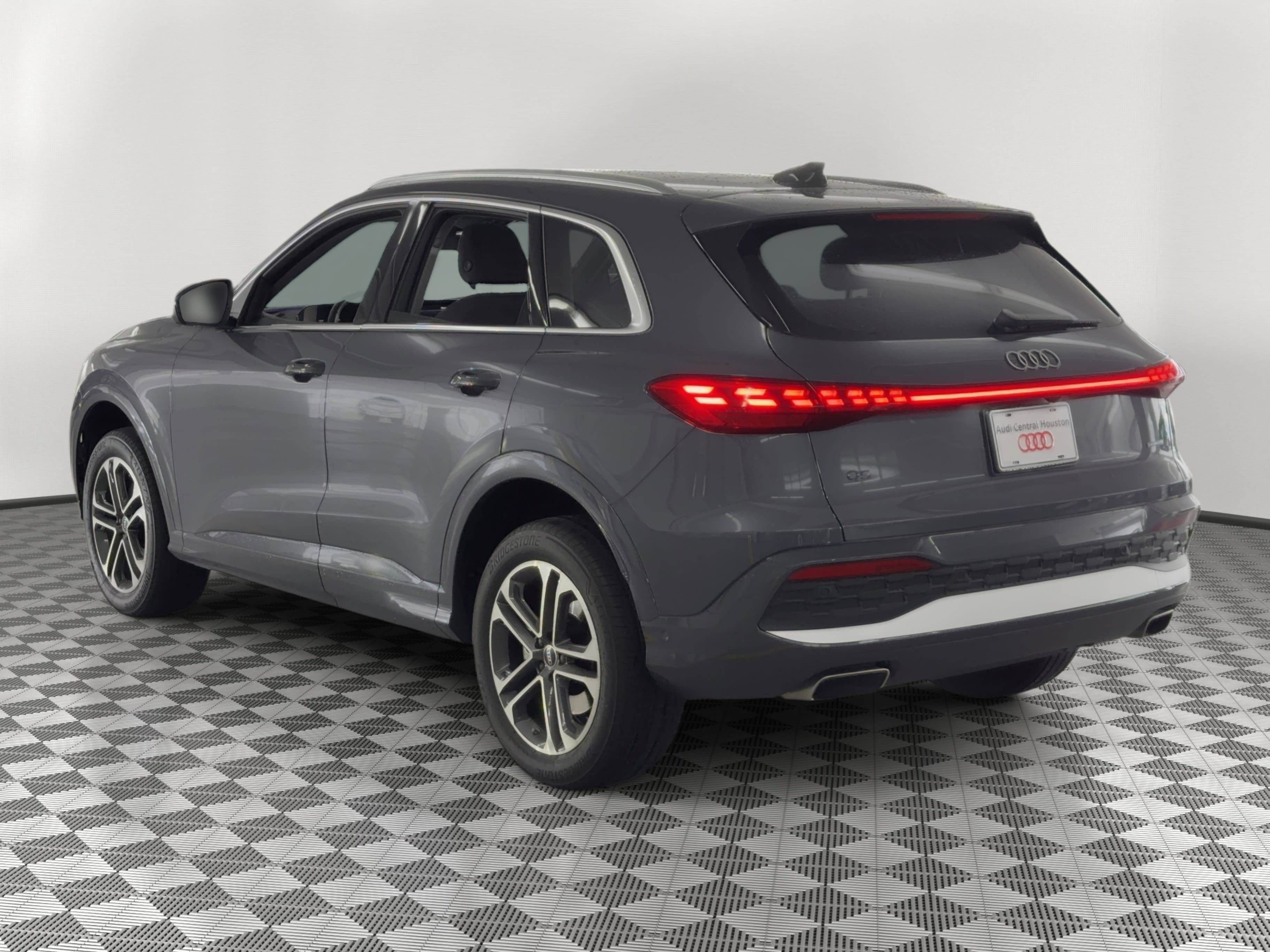 Used 2025 Audi Q5 Premium w/ Convenience Package AWD/4WD image 3