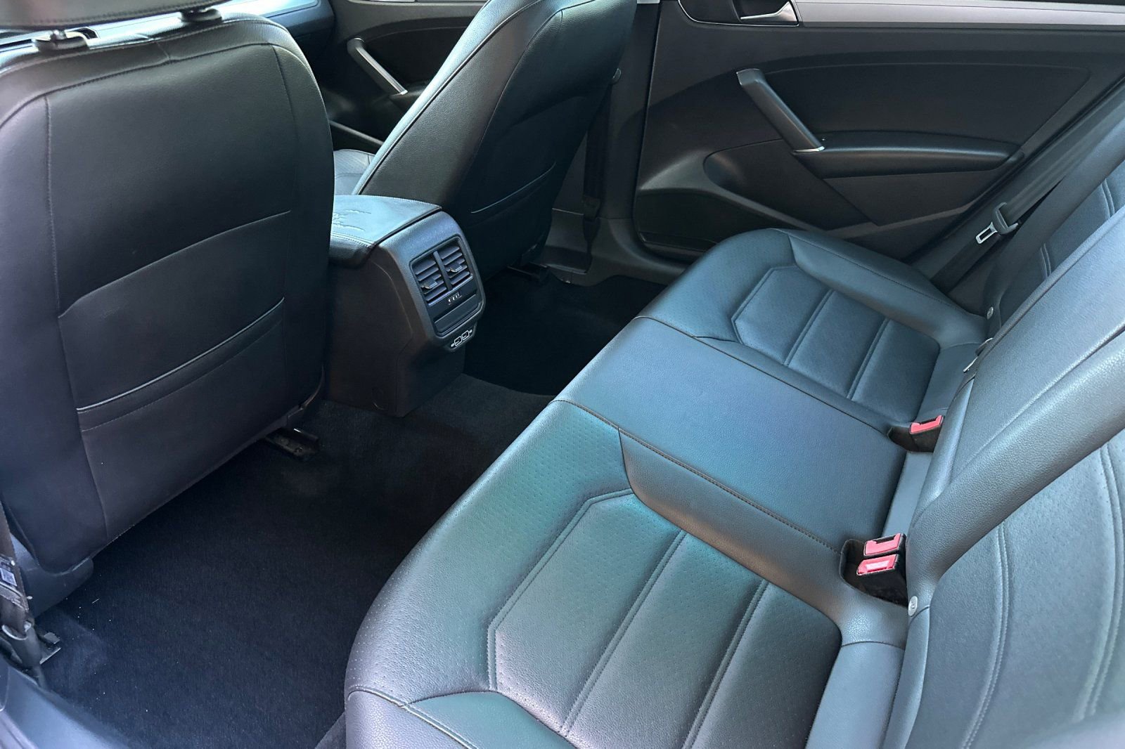 Used 2019 Volkswagen Passat 2.0T Wolfsburg image 12