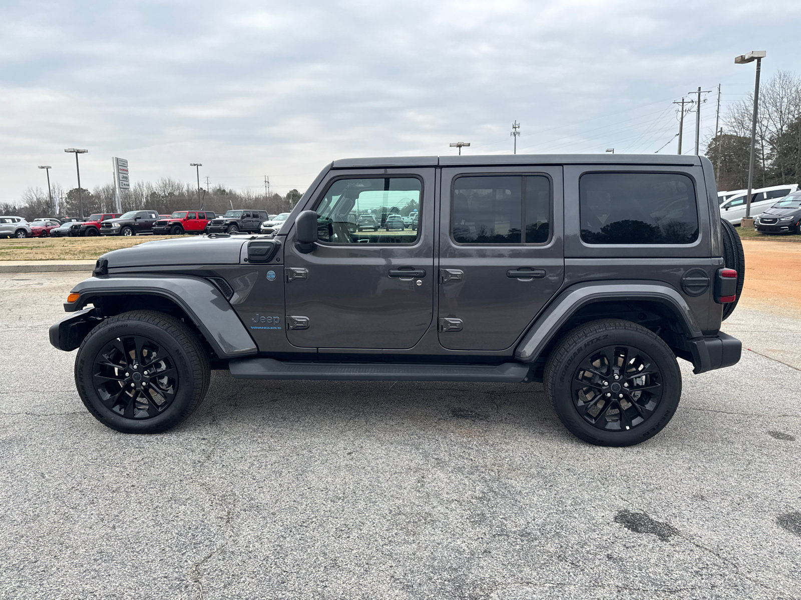 Used 2025 Jeep Wrangler Sahara image 8