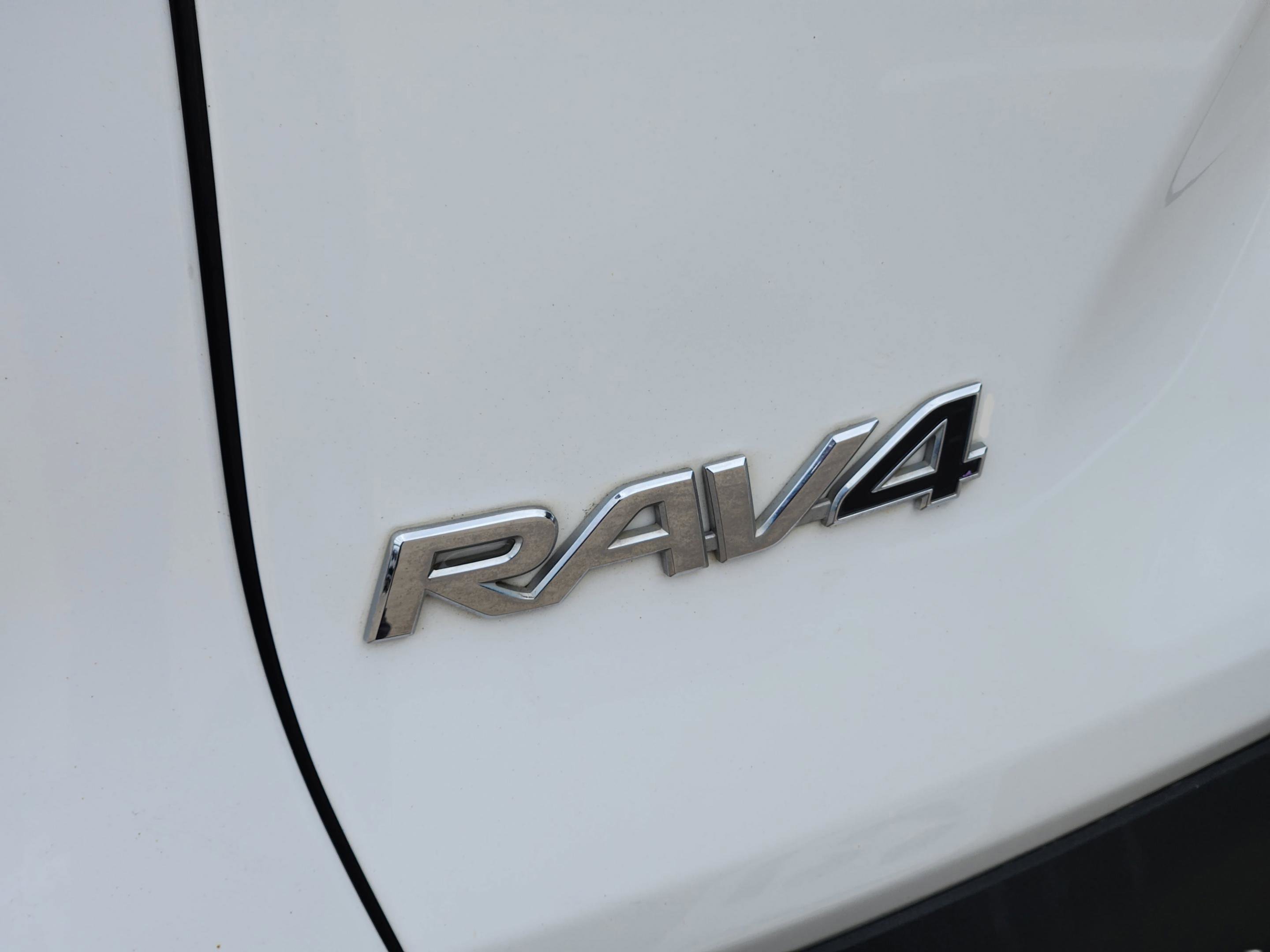 Used 2019 Toyota RAV4 XLE Premium FWD image 39