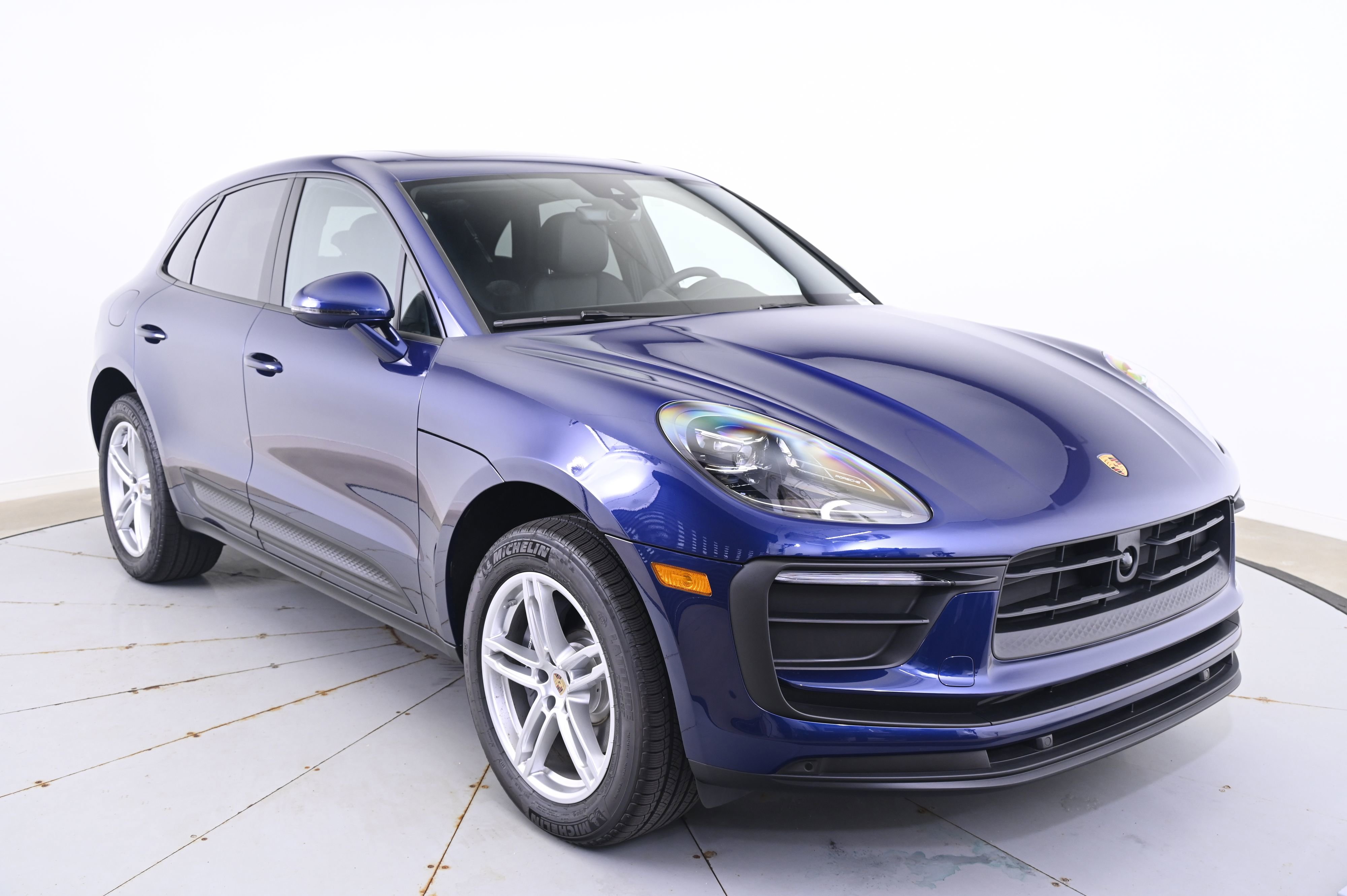 Certified 2025 Porsche Macan image 9