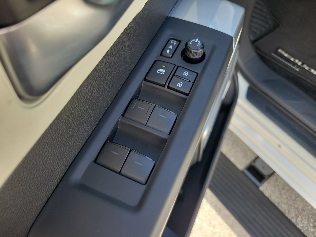 Used 2025 Toyota Sequoia Capstone AWD/4WD image 14