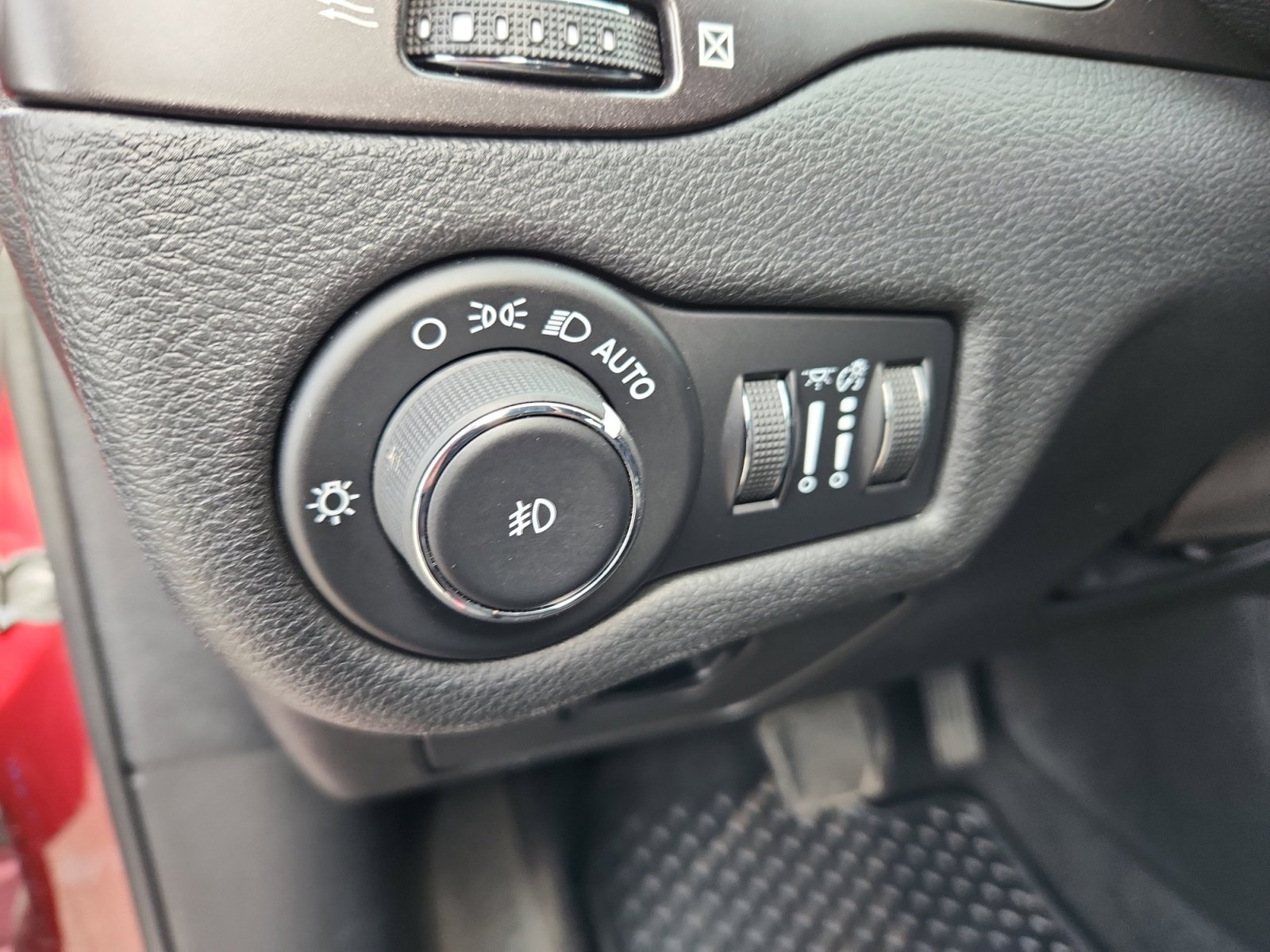 Used 2020 Jeep Cherokee Trailhawk w/ Cold Weather Group image 31