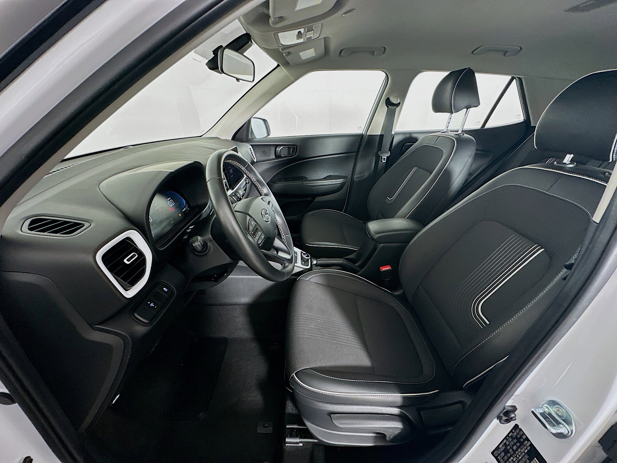 Used 2025 Hyundai Venue Limited image 13