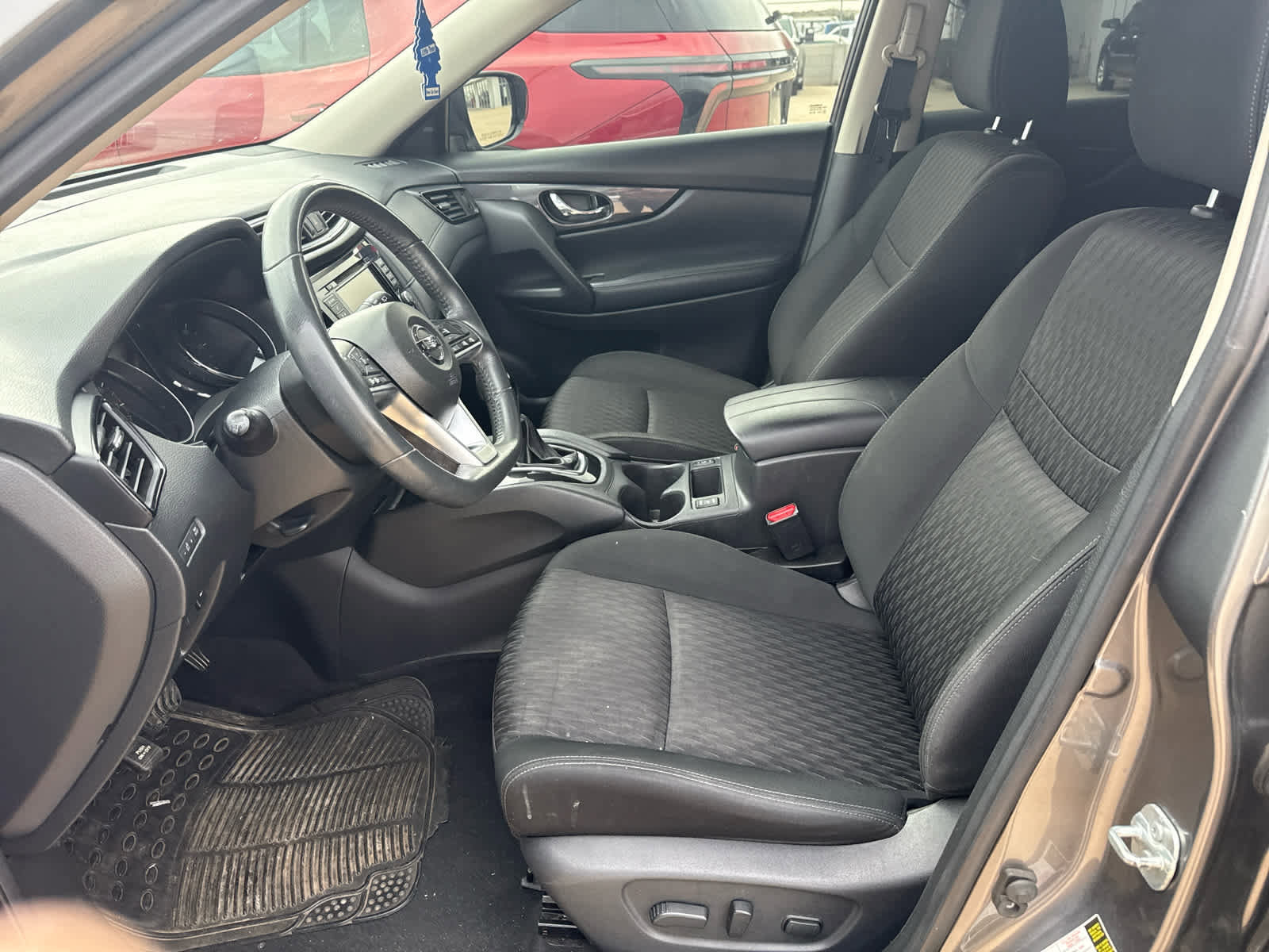 Used 2018 Nissan Rogue SV image 9