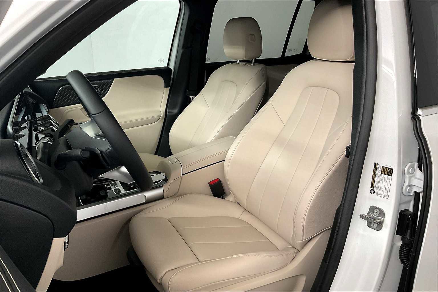 New 2025 Mercedes-Benz GLB 250 4MATIC image 14