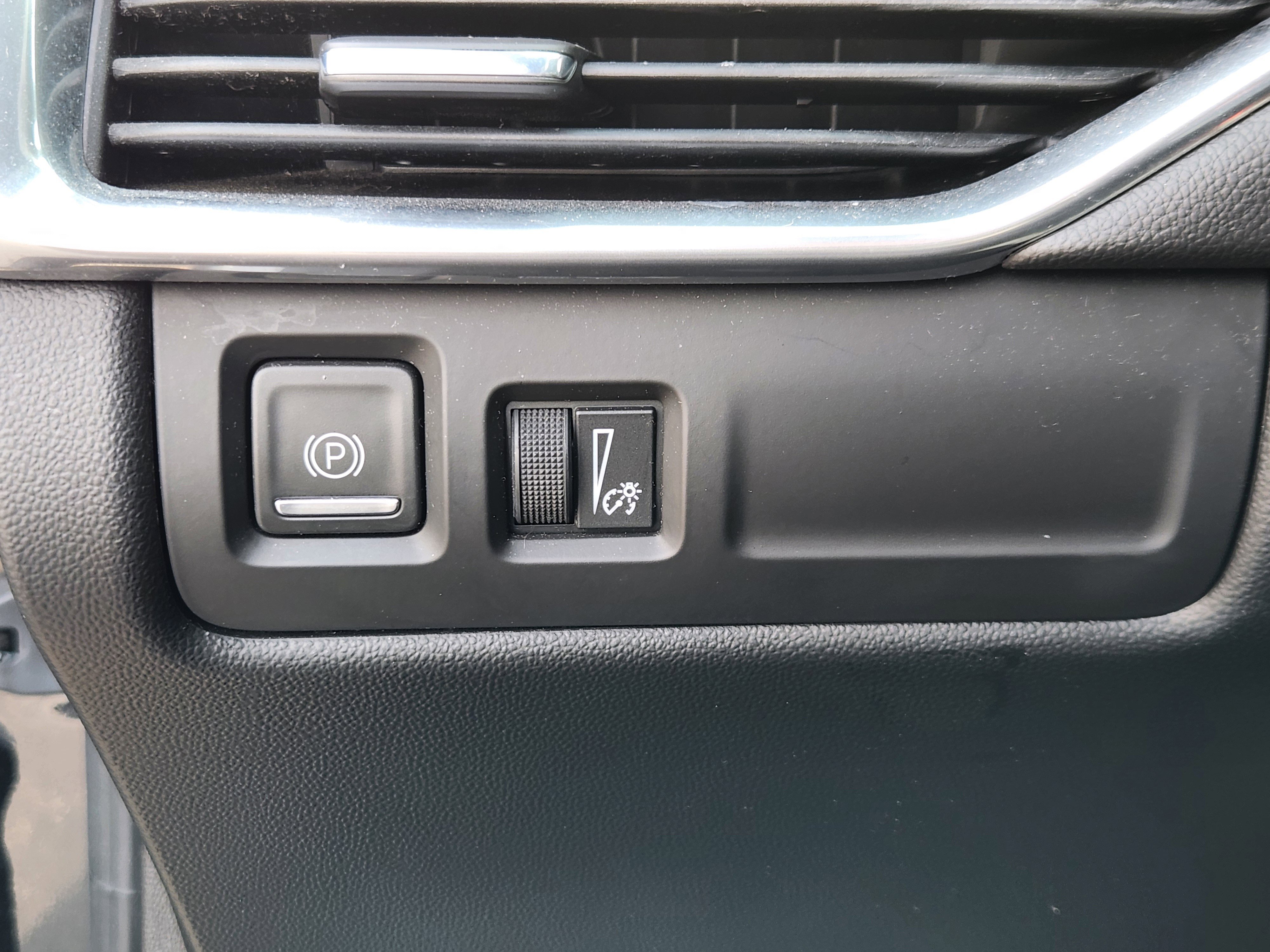 Used 2020 Cadillac XT4 Sport w/ Cold Weather Package image 26