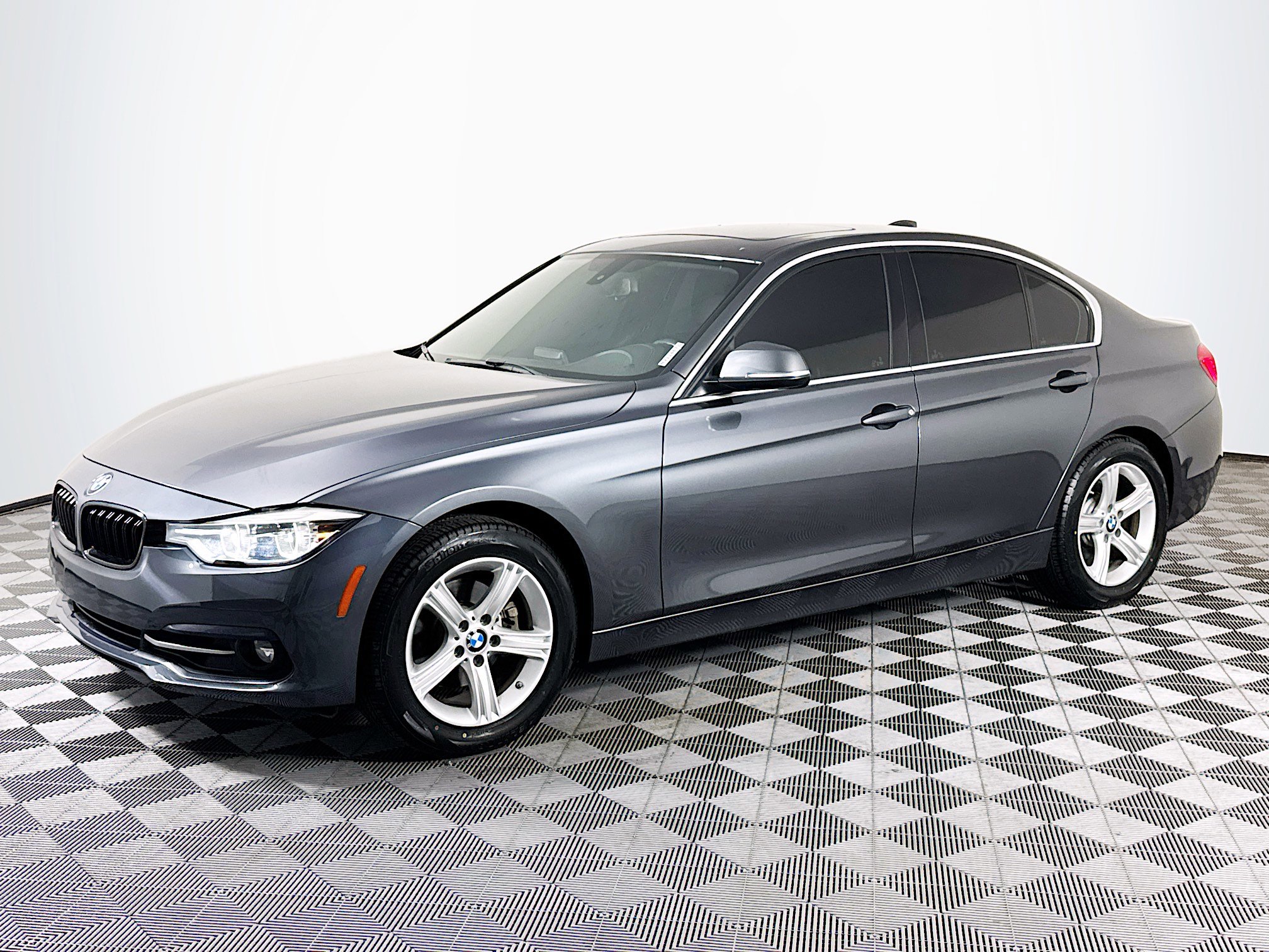 Used 2018 BMW 330i Sedan image 4
