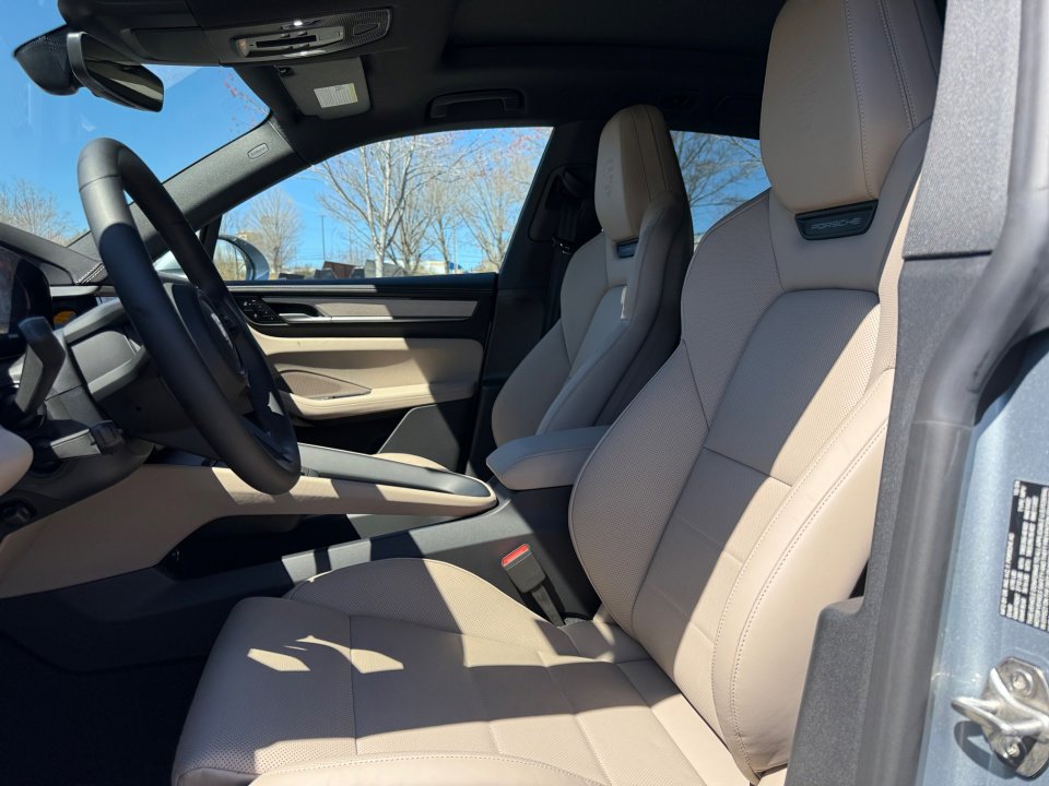 Certified 2025 Porsche Macan Electric image 5