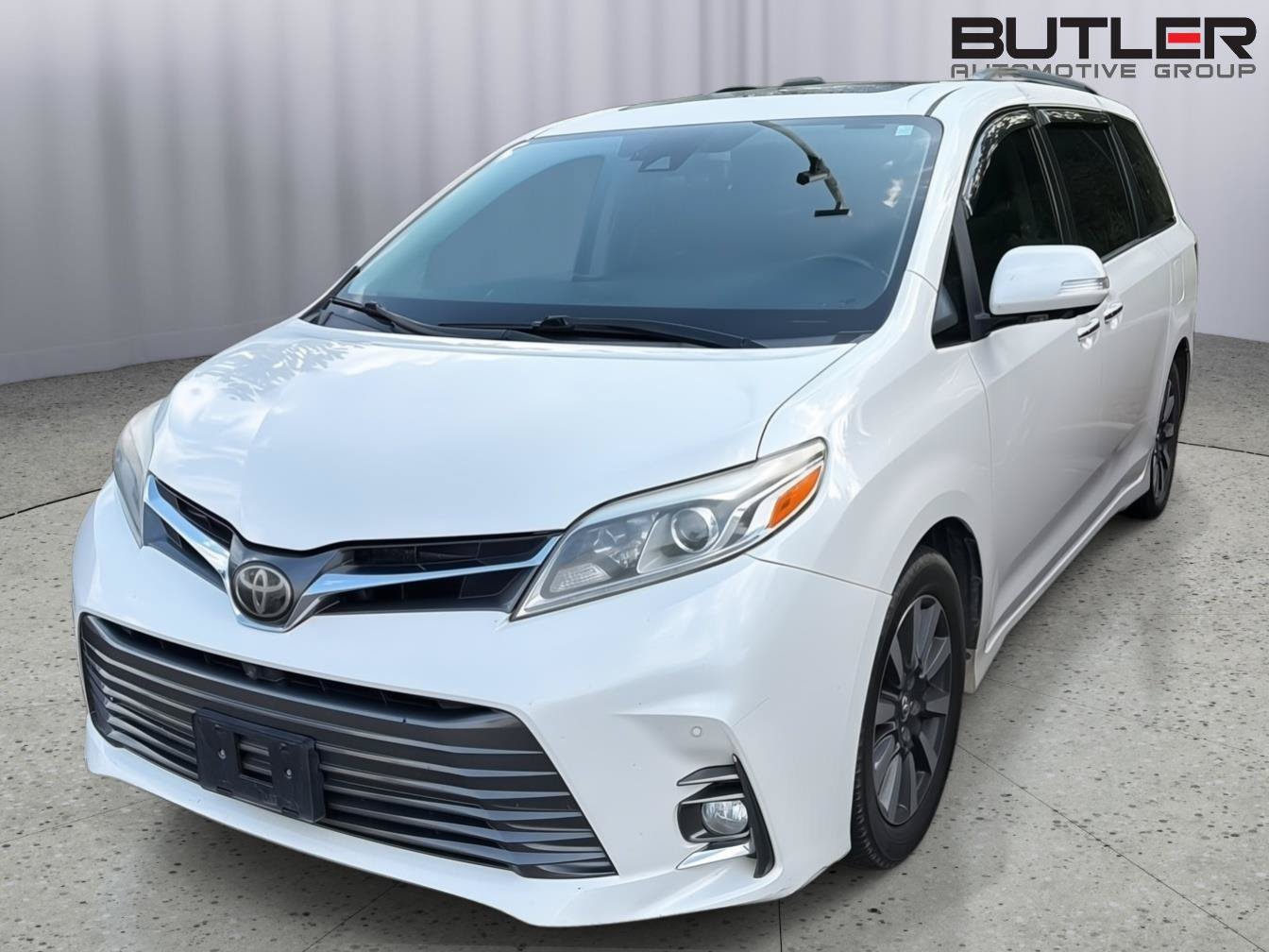 Used 2018 Toyota Sienna Limited Premium FWD image 1