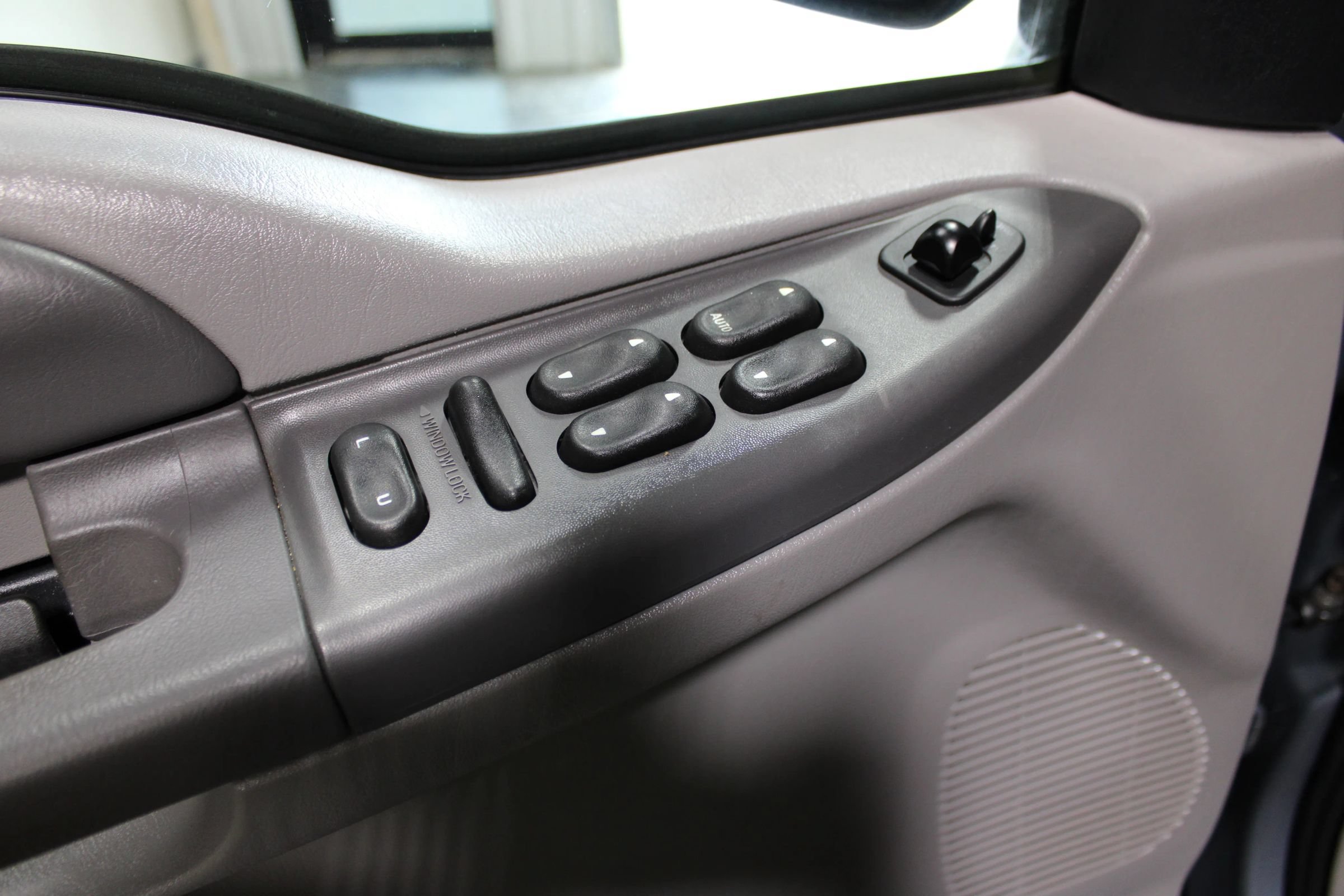 Used 2000 Ford Excursion XLT AWD/4WD image 10