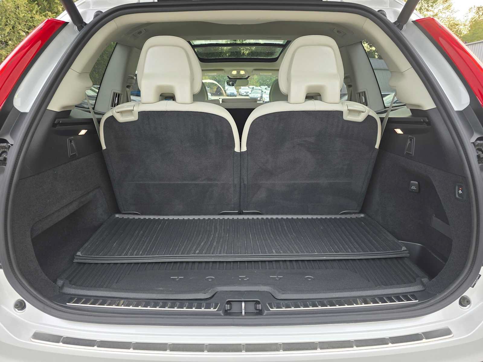 Certified 2025 Volvo XC90 T8 Plus w/ Protection Package Premier AWD/4WD image 15