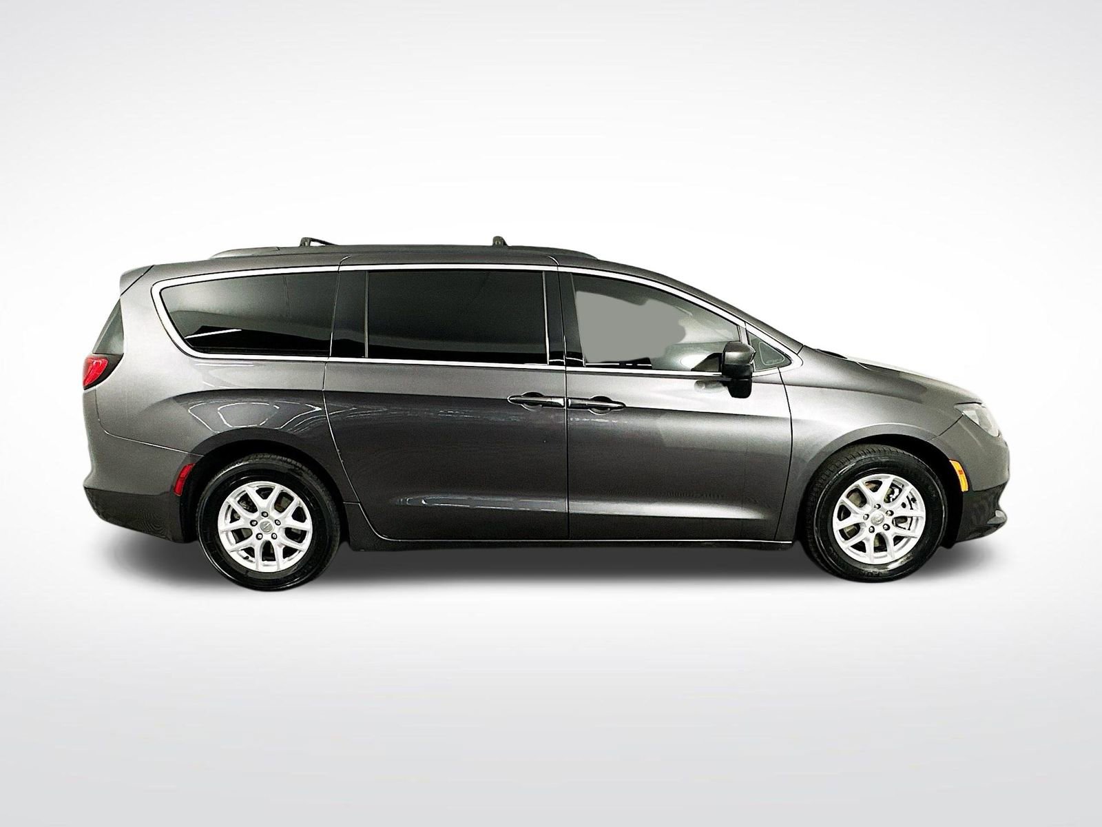Used 2020 Chrysler Voyager LX image 9