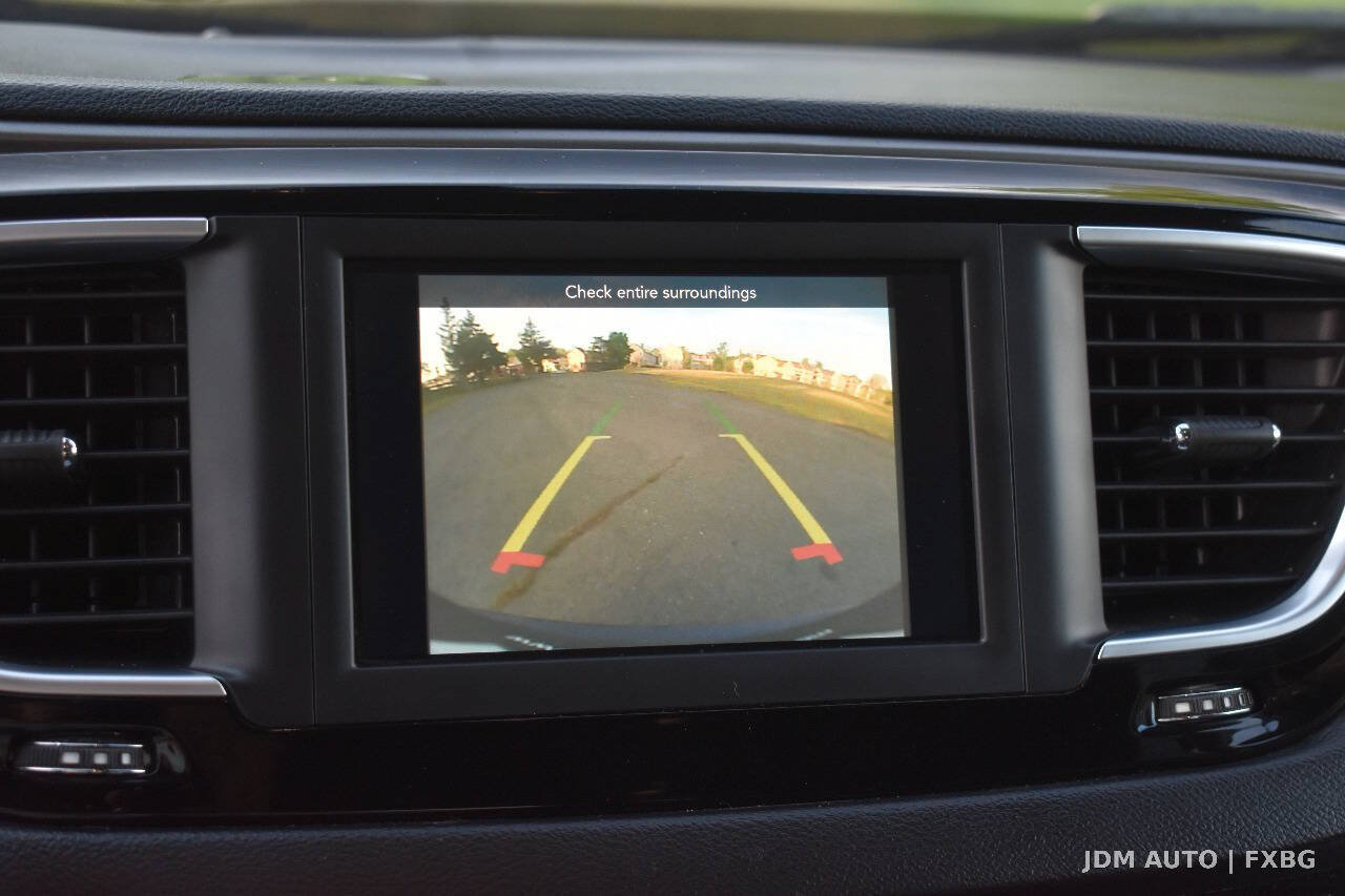 Used 2020 Chrysler Pacifica Touring-L FWD image 23