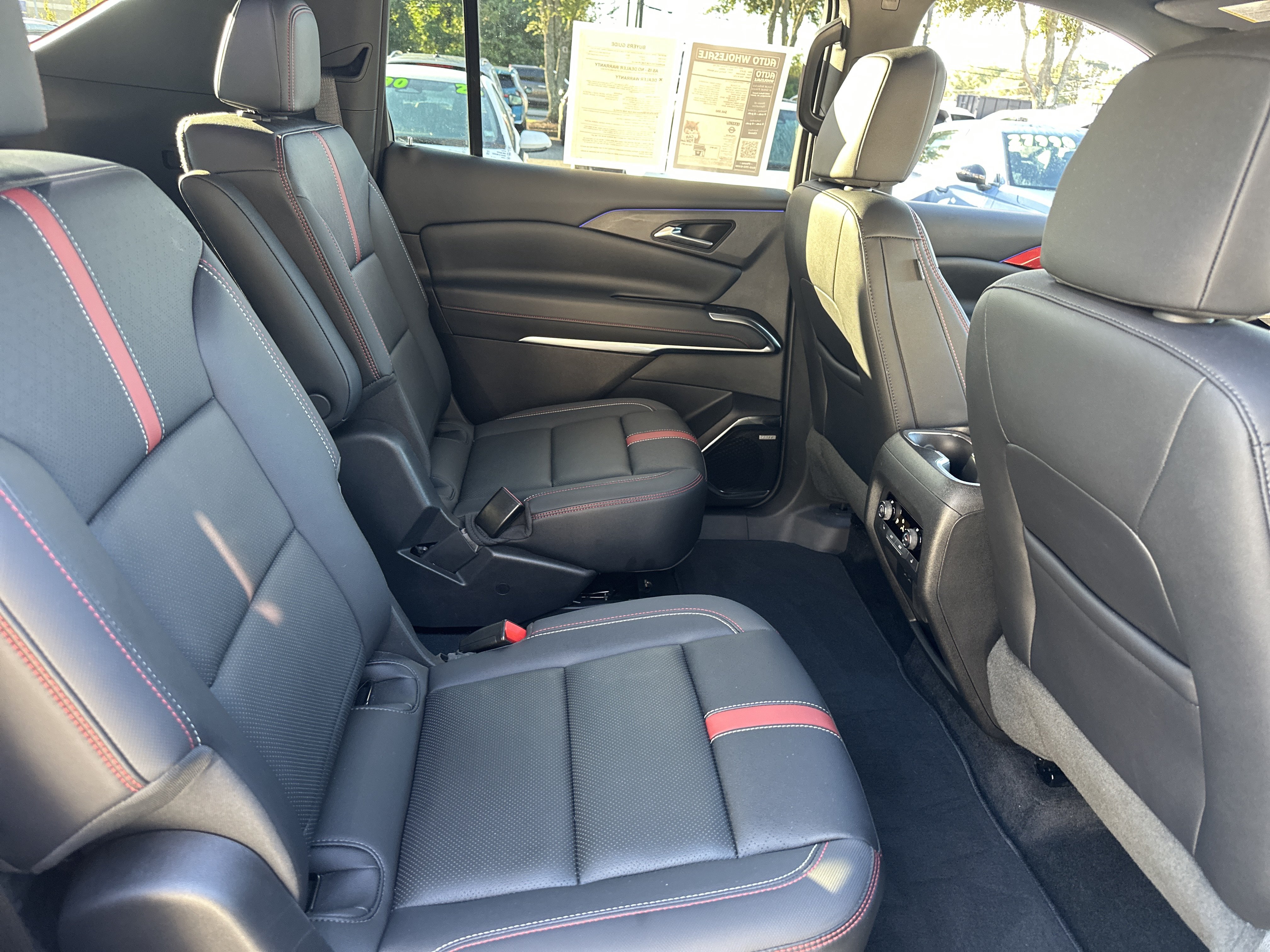 Used 2025 Chevrolet Traverse RS FWD image 14