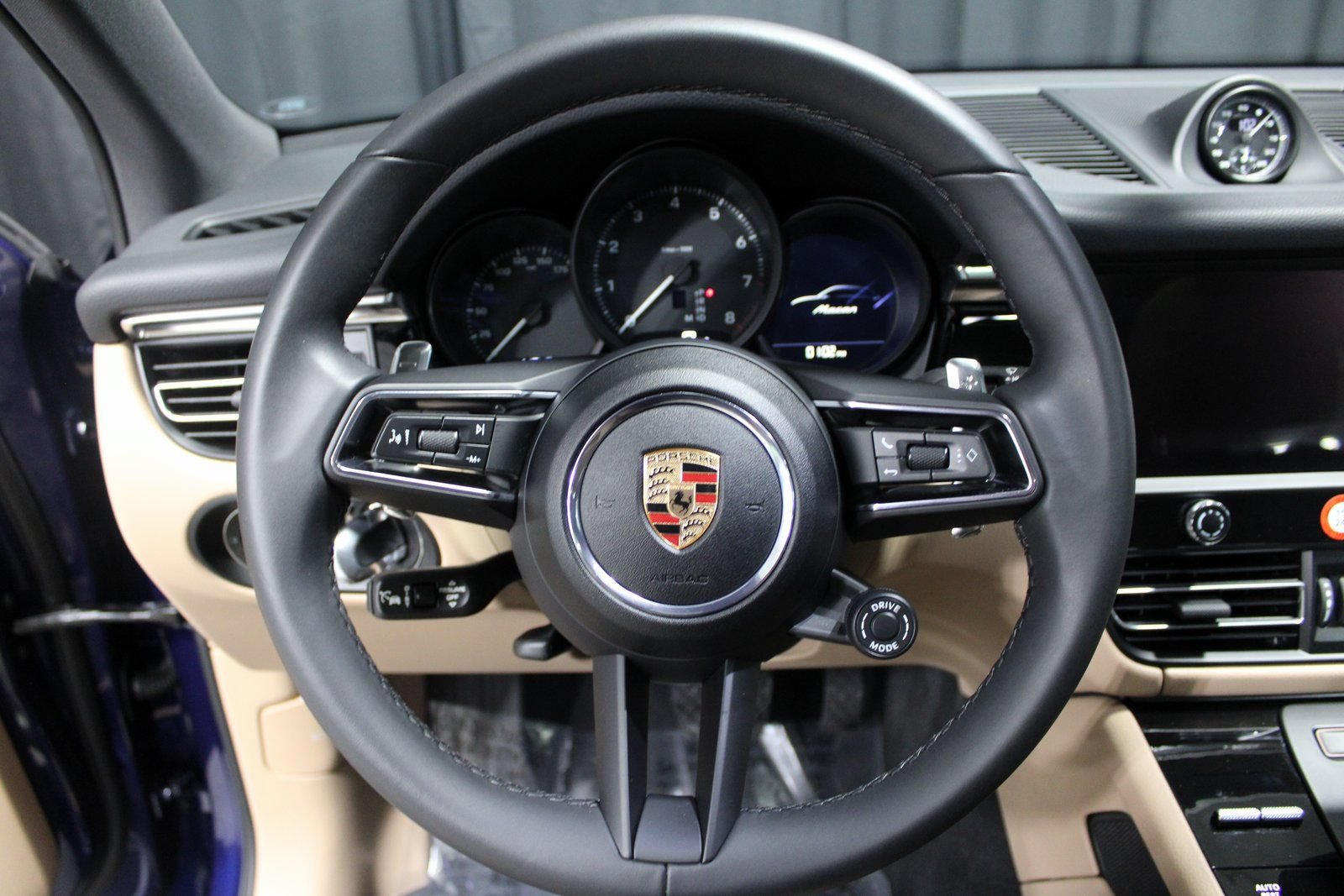 Certified 2025 Porsche Macan AWD/4WD image 30