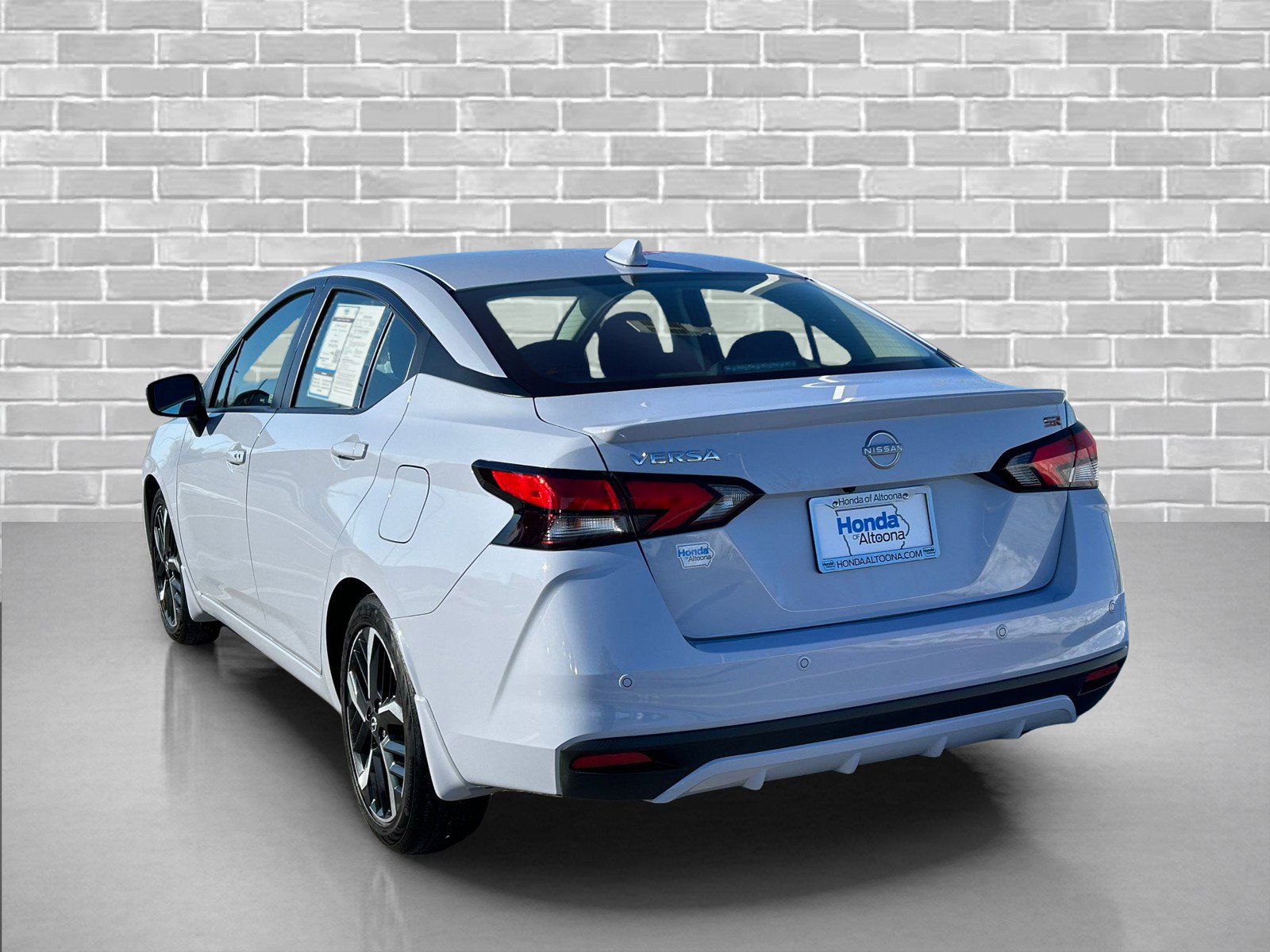 Used 2023 Nissan Versa SR w/ Trunk Package image 3