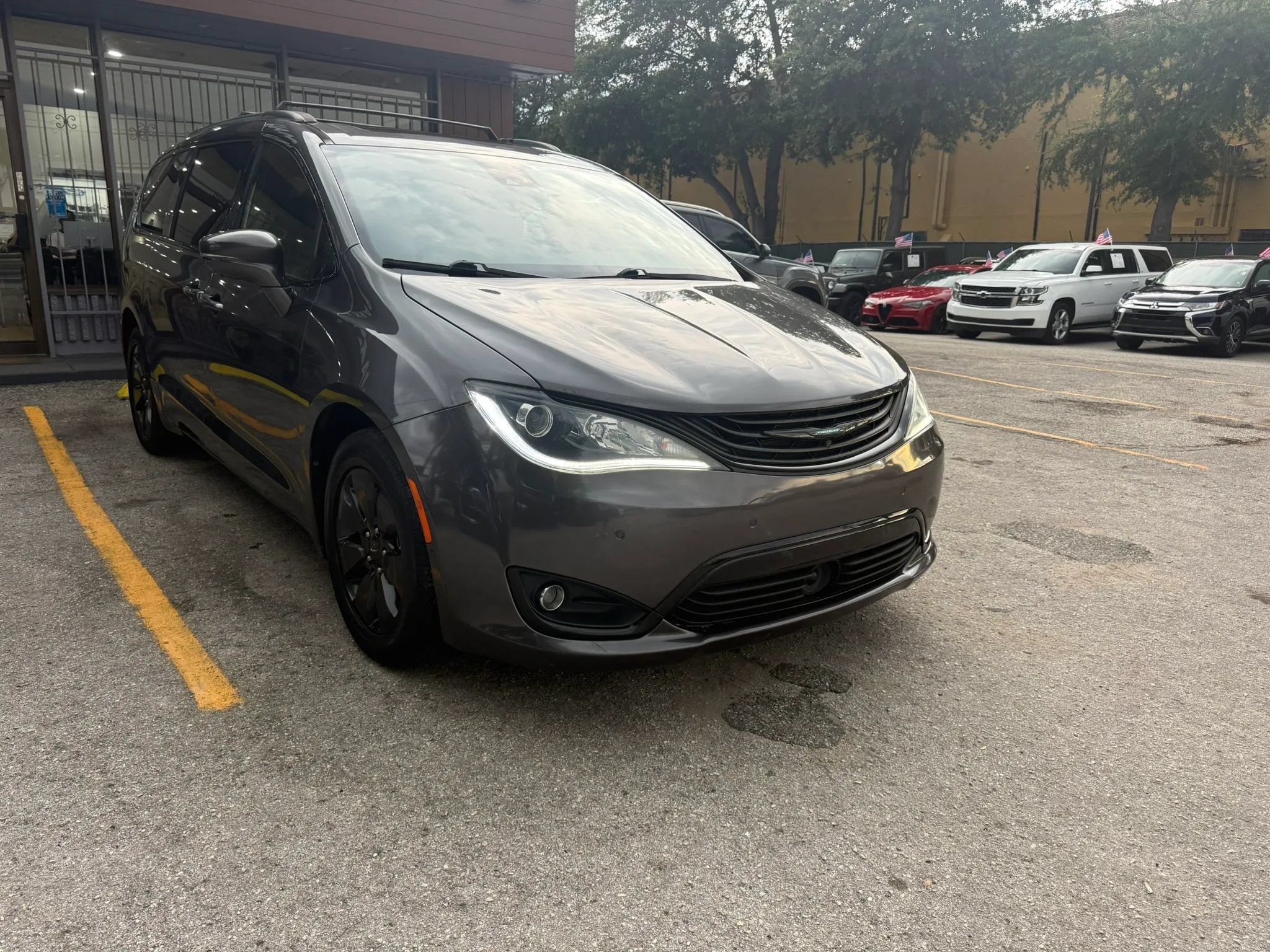 Used 2019 Chrysler Pacifica Limited w/ Advanced Safetytec Group FWD image 3