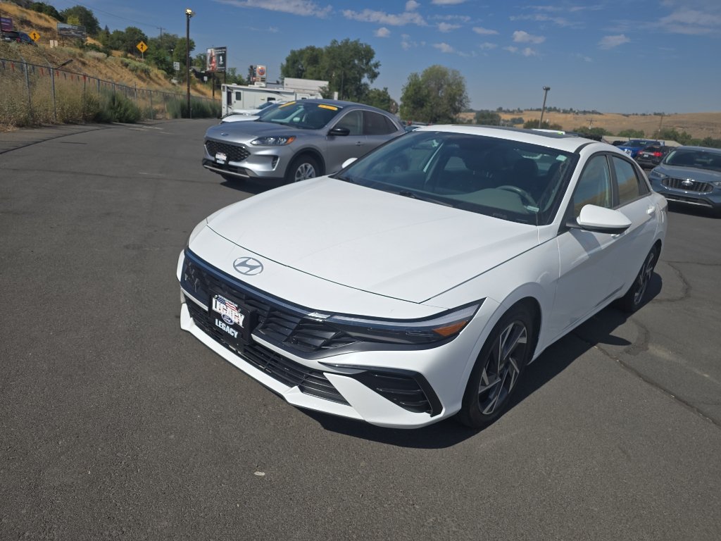 Used 2025 Hyundai Elantra SEL FWD image 2
