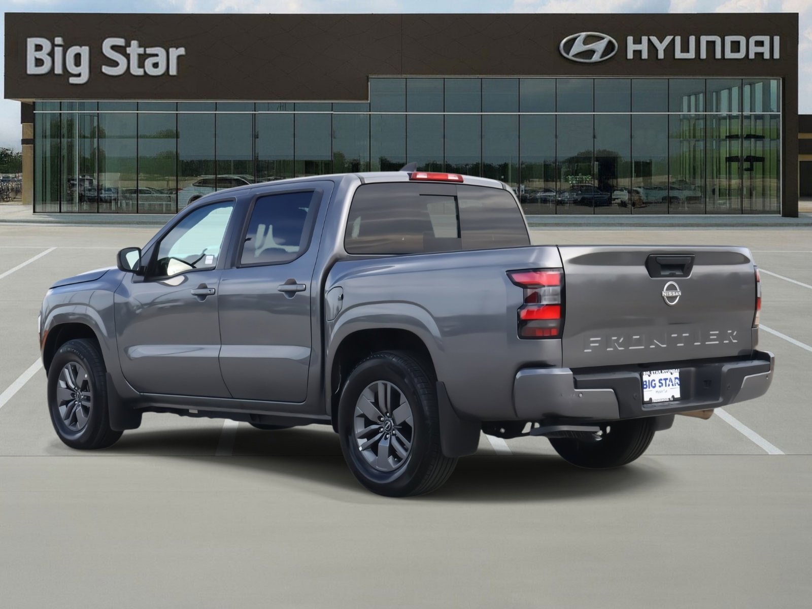 Used 2025 Nissan Frontier SV image 3