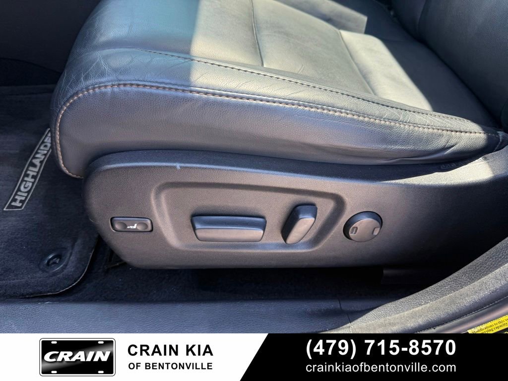 Used 2016 Toyota Highlander XLE FWD image 12