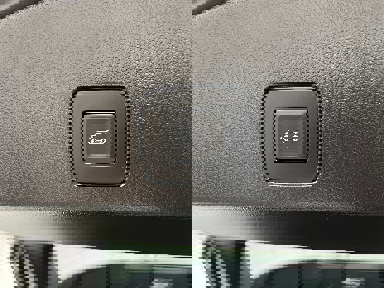 Certified 2025 Buick Encore GX Avenir w/ Avenir Technology Package AWD/4WD image 33