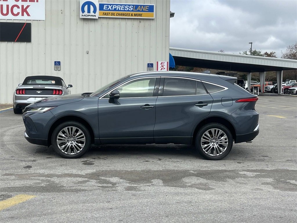 Used 2022 Toyota Venza XLE image 2