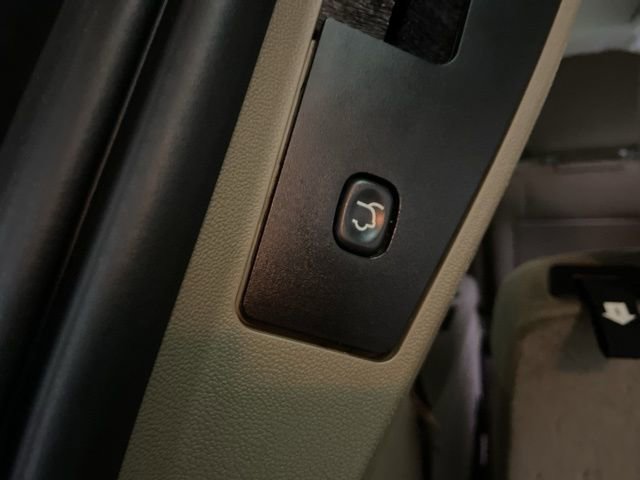 Used 2014 Chrysler Town & Country Touring FWD image 11