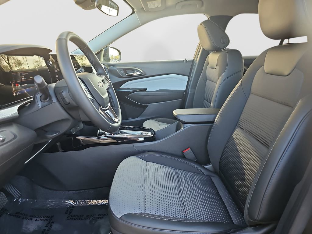 Used 2025 Chevrolet Trax LT w/ LT Convenience Package image 16