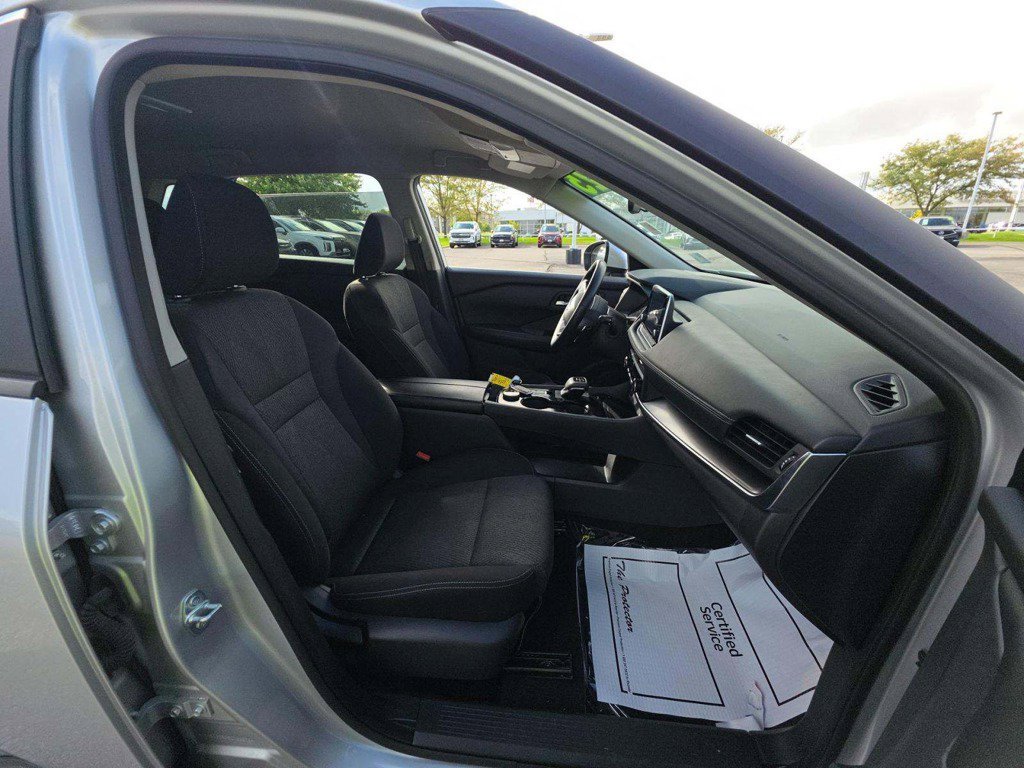 Used 2025 Nissan Rogue SV AWD/4WD image 13