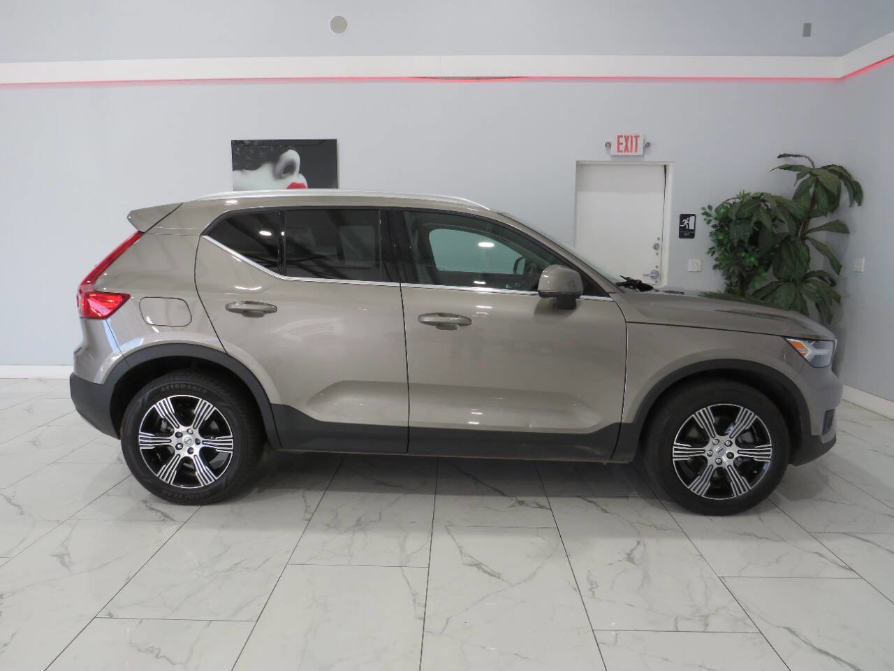 Used 2021 Volvo XC40 T4 Inscription image 3