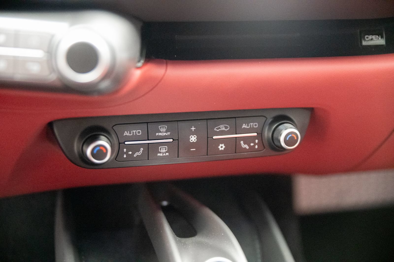 Used 2020 Ferrari 812 Superfast RWD image 14