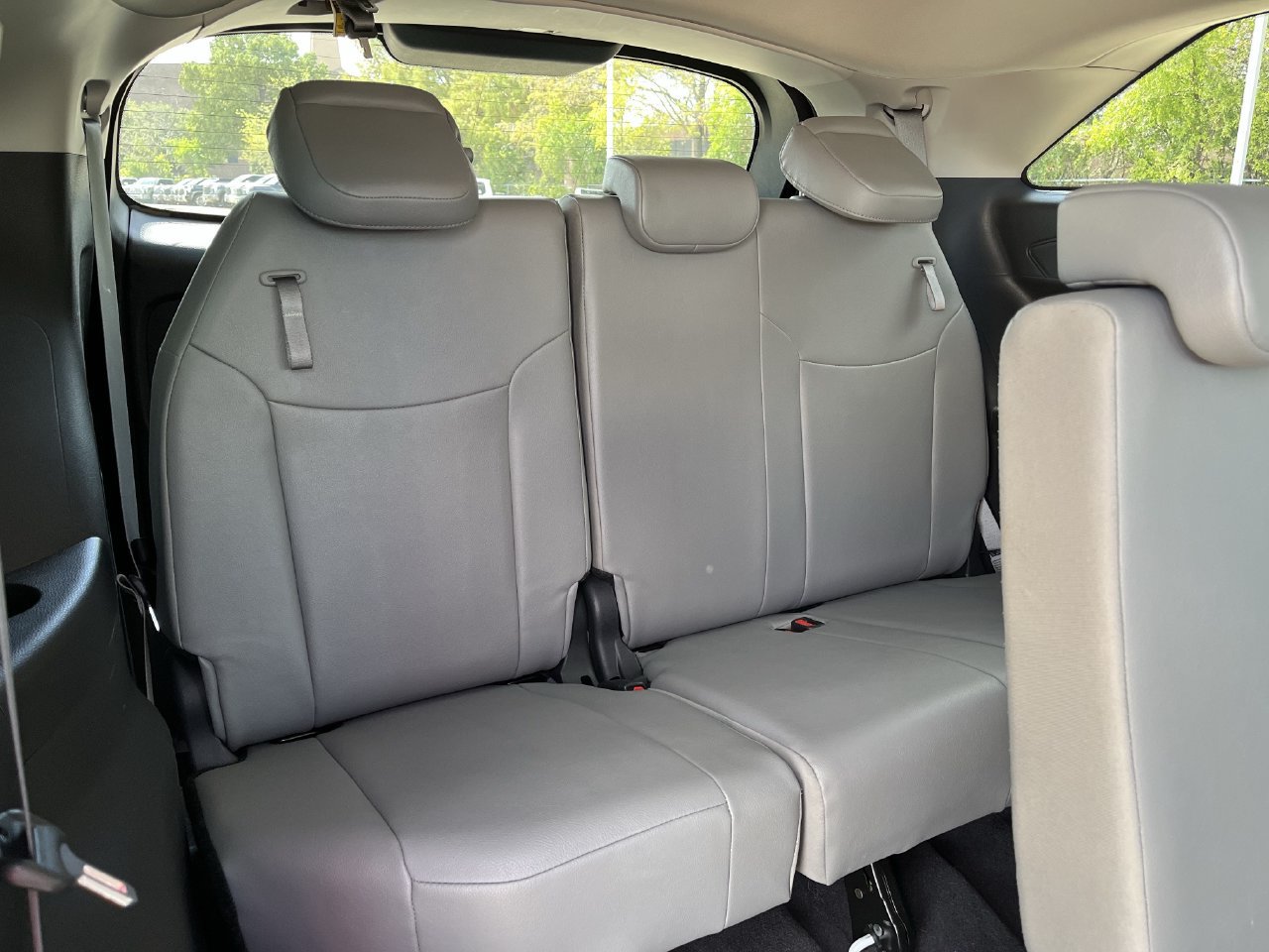 Used 2025 Toyota Sienna XLE FWD image 28