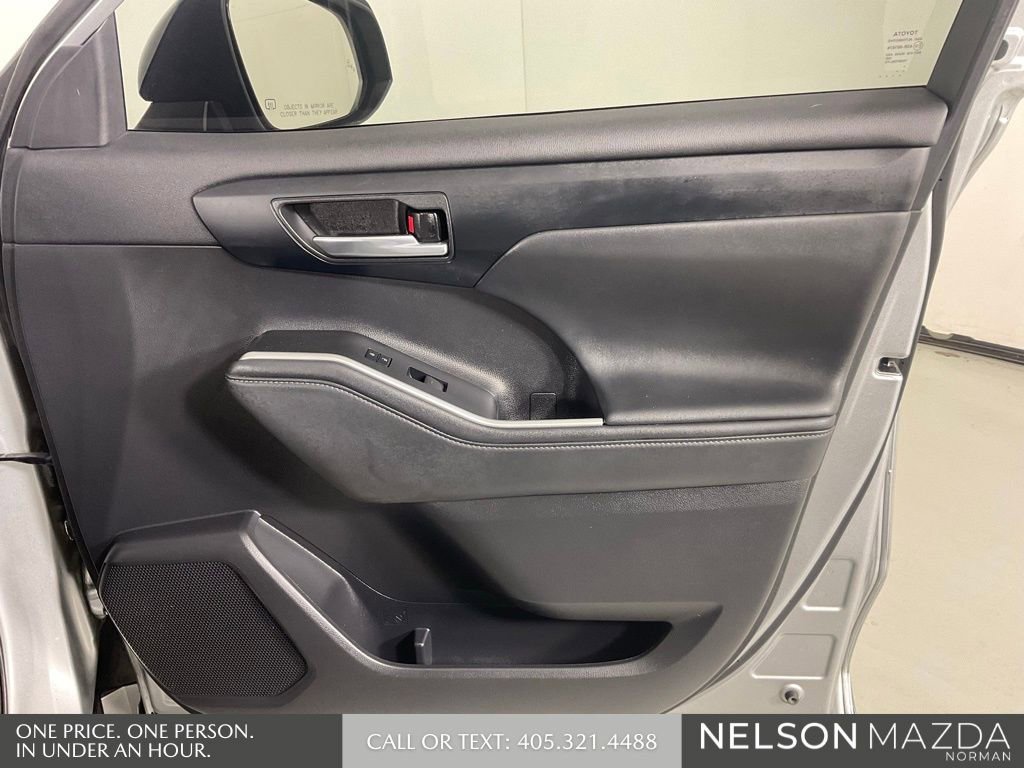 Used 2022 Toyota Highlander XSE FWD image 21