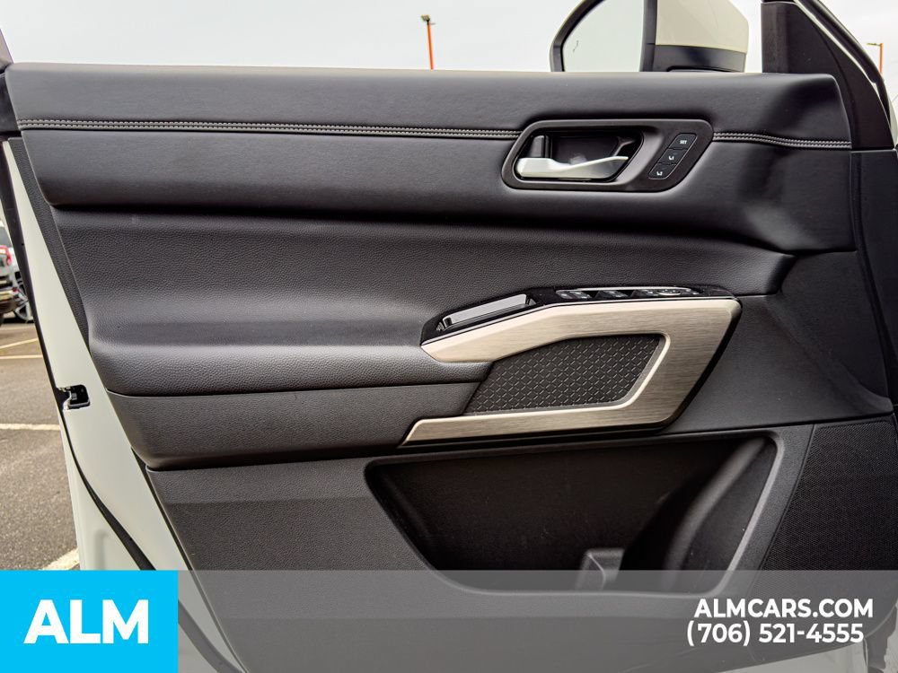 Used 2024 Nissan Pathfinder Platinum w/ Black Appearance Package FWD image 14