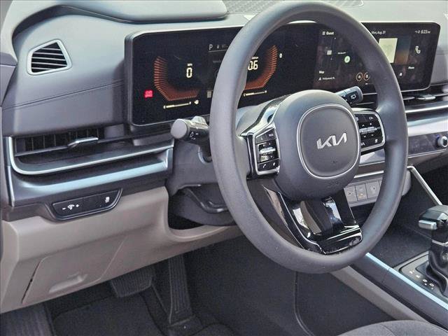 Used 2025 Kia Carnival LX FWD image 9