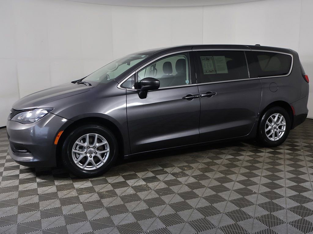 Used 2023 Chrysler Voyager LX image 14