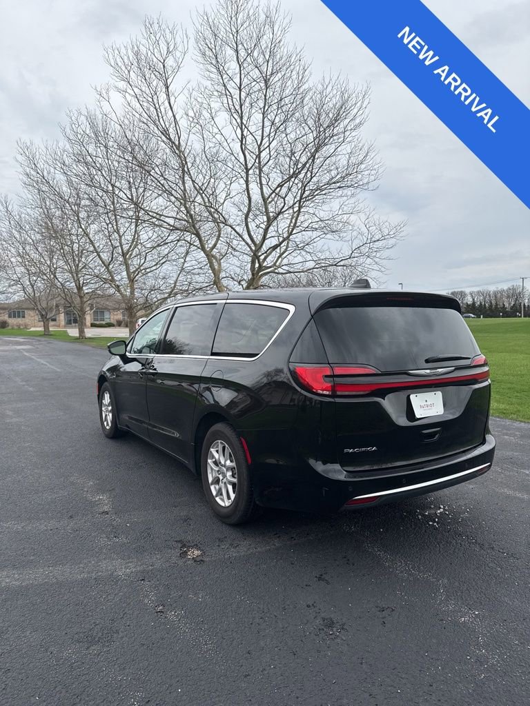 Used 2024 Chrysler Pacifica Touring-L image 6