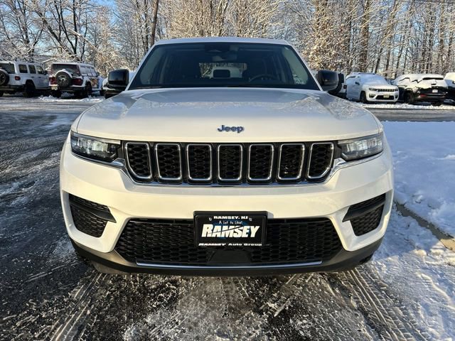 Used 2023 Jeep Grand Cherokee Laredo image 3