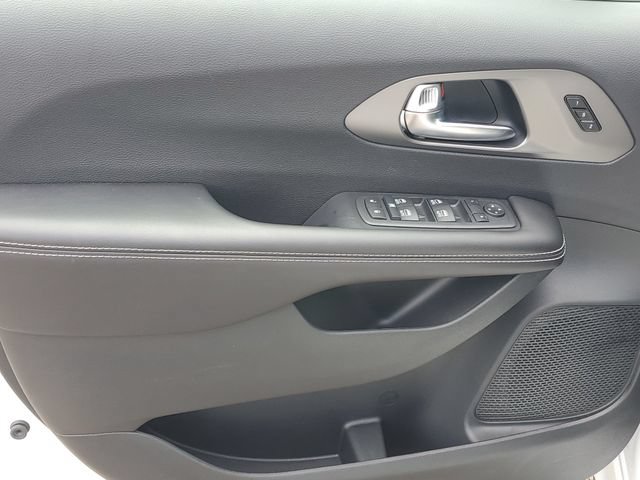 New 2027 Chrysler Pacifica Select AWD/4WD image 16