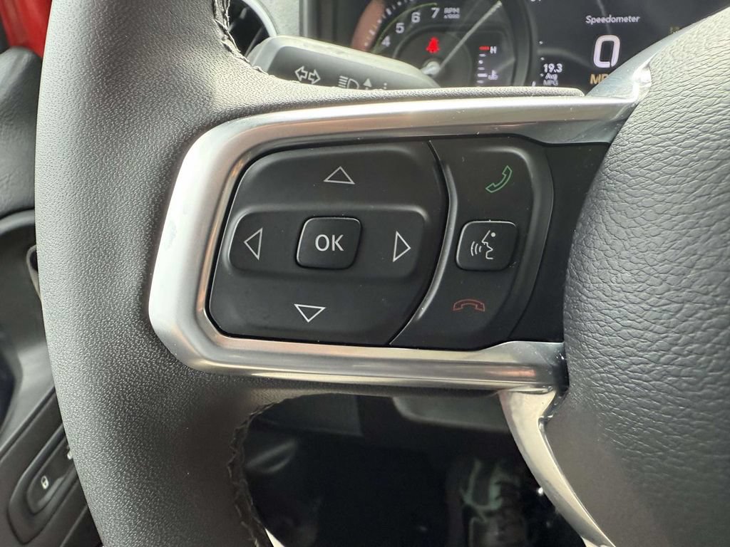 Used 2025 Jeep Wrangler Unlimited Sahara AWD/4WD image 24