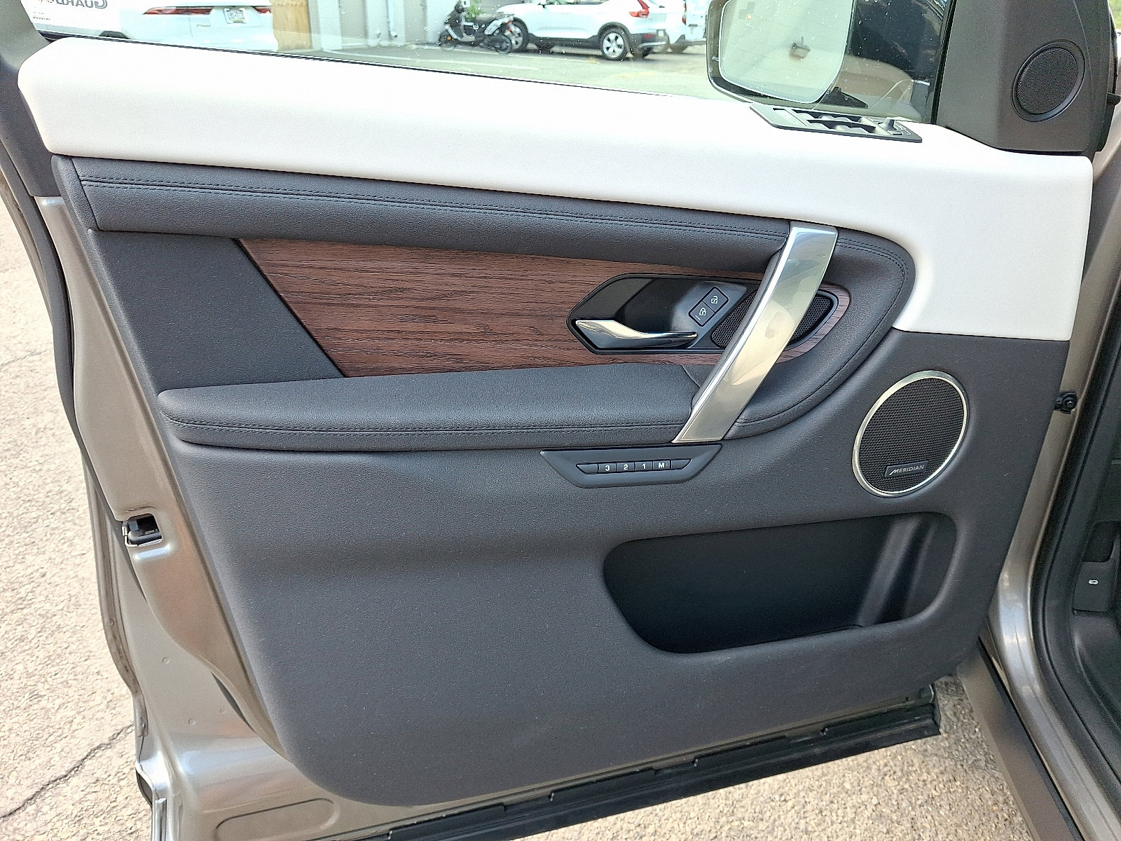 Used 2025 Land Rover Discovery Sport S image 13