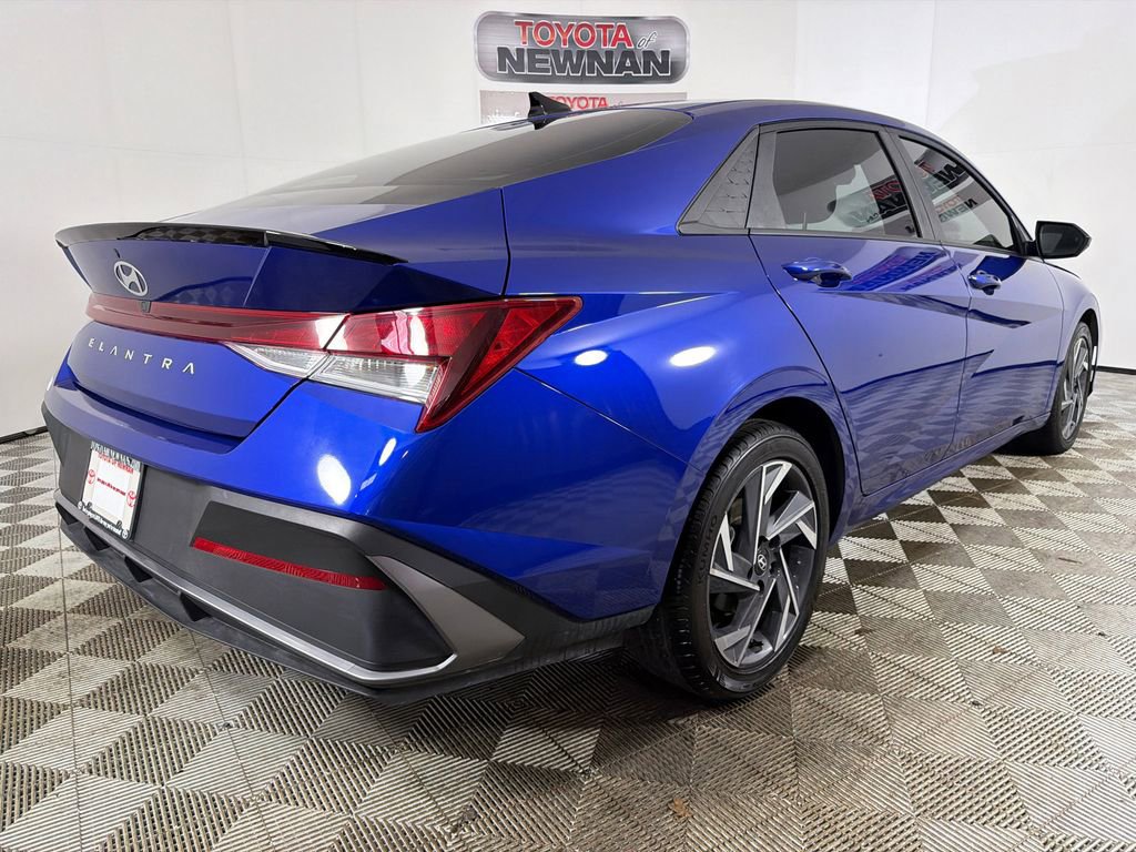 Used 2025 Hyundai Elantra Sport image 3