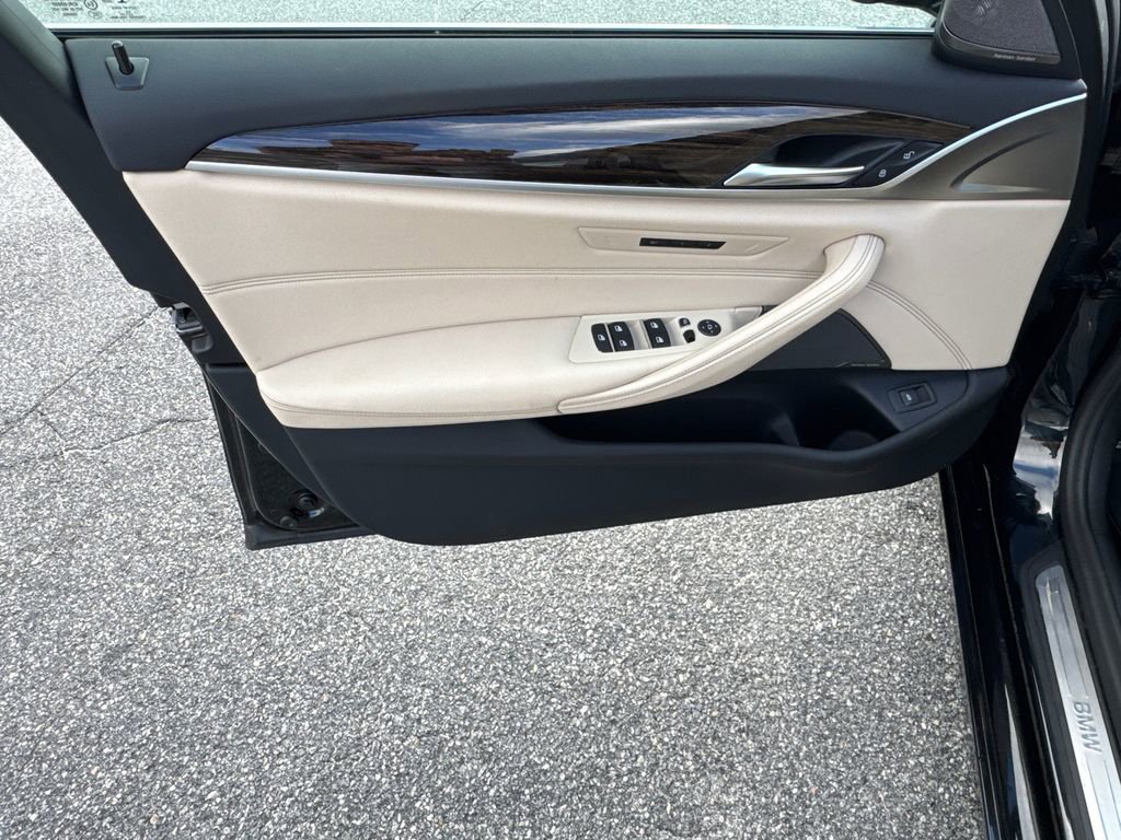 Used 2023 BMW 530i xDrive w/ Premium Package image 10